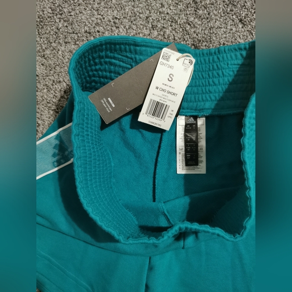 NWT Adidas Women's Multi Sport Shorts Green With White Logo Size Small New - Picture 2 of 4
